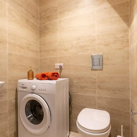 Beautiful Penthouse 1br Apartment *